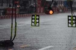 Đua xe F1 Bahrain GP: Verstappen đoạt chiến thắng đầu tiên của mùa giải tại Sepang