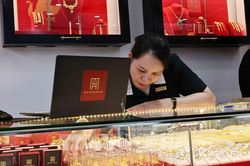 Giá vàng SJC 'án binh bất động' dù giá vàng thế giới tăng