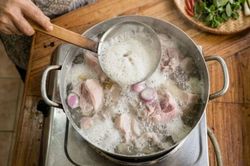 Nước luộc thịt nổi nhiều bọt có nguy hiểm không? Sự thật nhiều người chưa biết