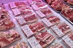 Thịt đông lạnh tìm đường vào bếp ăn Việt