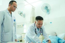 Dùng khí CO₂ can thiệp mạch máu cho bệnh nhân 80 tuổi