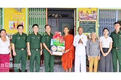 Bộ đội Biên phòng tỉnh An Giang trao 23 phần quà nhân lễ Sen Dolta