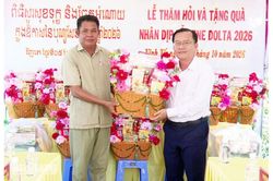 Vĩnh Tế trao 113 phần quà tại Campuchia nhân lễ Sen Dolta