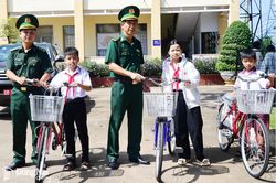 Trao tặng xe đạp cho học sinh khó khăn các xã biên giới