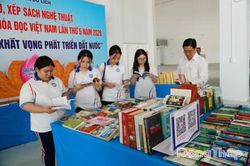 Chụp ảnh với sách
