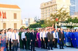 Lãnh đạo tỉnh và hơn 1.000 cán bộ, hội viên phụ nữ dự Lễ chào cờ tháng 10
