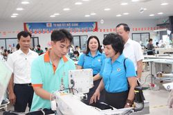 Liên đoàn Lao động tỉnh Khánh Hòa triển khai kế hoạch tuyên truyền về phát triển kinh tế có vốn đầu tư nước ngoài