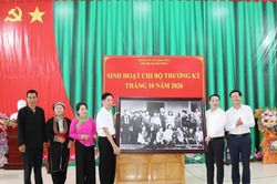 Chủ tịch UBND tỉnh Nguyễn Tuấn Anh dự sinh hoạt tại Chi bộ Hạnh Phúc