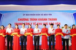 Chủ tịch UBND tỉnh Nguyễn Tuấn Anh dự, cắt băng khánh thành Trung tâm Y tế khu vực Bảo Yên