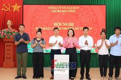Đồng chí Trưởng ban Tuyên giáo Tỉnh ủy dự sinh hoạt Chi bộ bản Phúc