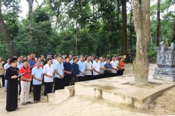 Đoàn đại biểu người có uy tín trong đồng bào DTTS dâng hương tại Khu di tích quốc gia đặc biệt Tân Trào