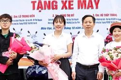 Nhà giáo Nguyễn Xuân Khang tặng xe máy giáo viên vùng cao