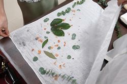 Nhuộm khăn thủ công từ hoa lá