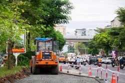 Hà Nội: Xén dải phân cách, mở thêm 'đường thoát' cho phố Ô Chợ Dừa