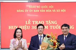 Phó Chủ tịch Quốc hội Nguyễn Thị Thanh dự Lễ Trao tặng huy hiệu 30 năm tuổi Đảng