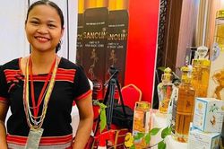 Cô gái Ca Dong đưa dược liệu Nam Trà My 'xuống núi'