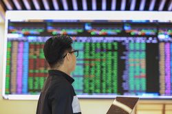 VN-Index tăng hơn 15 điểm, sắc xanh chưa lan tỏa