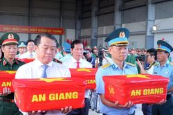 Vận chuyển mẫu hài cốt liệt sĩ ra Hà Nội để giám định ADN