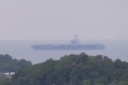 Tàu sân bay Mỹ USS George H.W. Bush cập cảng Phuket (Thái Lan)