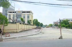 Ngổn ngang dự án chậm tiến độ trước cổng trường học