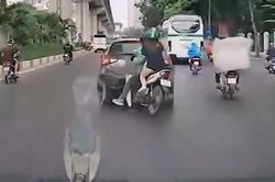 Vội vàng qua đường, tài xế và hành khách ngã ra đường