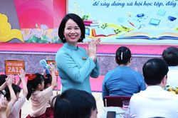 Cô Hiệu trưởng chở 1.963 ước mơ học trò, mang theo câu chuyện về mái trường hạnh phúc