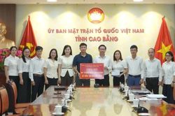 Tiếp nhận 100 triệu đồng ủng hộ Quỹ 'Vì người nghèo' tỉnh