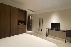 Những thứ tưởng sạch nhưng có thể rất bẩn trong phòng nhà nghỉ, khách sạn: Không phải bồn cầu, có món gần như ai cũng cầm vào