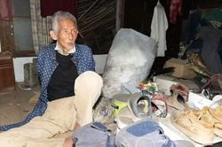 Sở hữu mảnh đất gần 50 tỷ đồng giữa khu nhà giàu, cụ ông thất nghiệp gần nửa thế kỷ vẫn sống trong căn nhà ngập rác, ăn uống tằn tiện