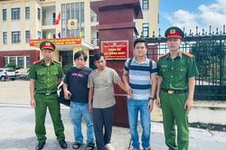 Người đàn ông nằm bên đường, lưu lạc từ TP HCM đến TP Quảng Ninh, câu chuyện phía sau khiến ai cũng bất ngờ
