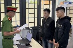 Khởi tố 2 đối tượng tuổi teen vác dao ra đường đe dọa người dân để... thể hiện bản thân