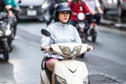 Hà Nội giảm gần 10°C, người dân mặc đồ 'trên đông dưới hè' xuống phố