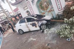 Ô tô bốc cháy ở Hà Nội, nghi bị phóng hỏa