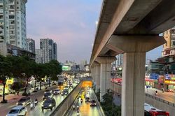 Hà Nội dự kiến thí điểm phủ xanh trụ đường sắt, cầu vượt và hầm chui