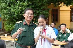 Học sinh Yên Nghĩa tìm hiểu truyền thống lực lượng vũ trang Thủ đô