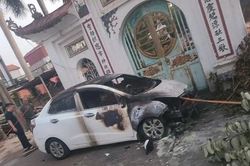 Ô tô cháy trơ khung tại đình làng Vàng nghi bị phóng hoả?