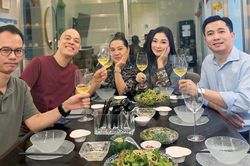 Hoa hậu Nguyễn Thị Huyền khoe ảnh tụ họp cùng đạo diễn Đỗ Thanh Hải và bạn bè