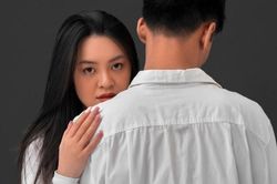 Chồng ngoại tình nhiều năm vẫn không chịu ly hôn, còn đề nghị 1 điều khiến vợ chết lặng