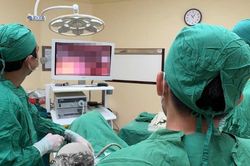 Đau bụng kéo dài, người phụ nữ 63 tuổi đi khám phát hiện dị vật quen thuộc trong bữa cơm