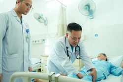 Đi bộ là đau chân, cụ ông đứng trước bài toán cứu chân hay giữ thận