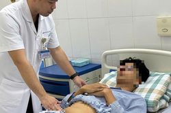 Ngã xe máy thanh niên vỡ bàng quang