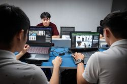 Cận cảnh nơi sản xuất hàng chục tập phim ngắn AI mỗi ngày