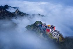 Vì sao người Trung Quốc đổ về đỉnh núi Võ Đang?