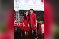 Cô dâu chú rể cùng quan khách xắn quần vì mưa ngập rạp đám hỏi
