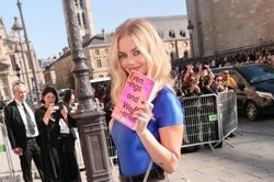 Dàn sao mang sách gì tới show diễn Valentino ở Paris?