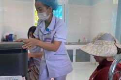 Nâng chính sách đãi ngộ, củng cố nguồn nhân lực y tế
