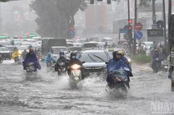 Miền trung đang hứng mưa lớn diện rộng, Huế và Đà Nẵng mưa đặc biệt lớn, có nơi vượt 600mm
