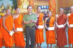 Lãnh đạo tỉnh Cà Mau thăm, chúc mừng lễ Sene Dolta đồng bào Khmer