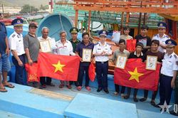 Đồng hành cùng chính quyền địa phương đến với biển, đảo