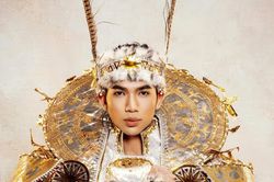 Người mẫu Trương Trọng Hiếu trình diễn trang phục lấy cảm hứng từ truyền thuyết Chử Đồng Tử tại 'Mister Global'